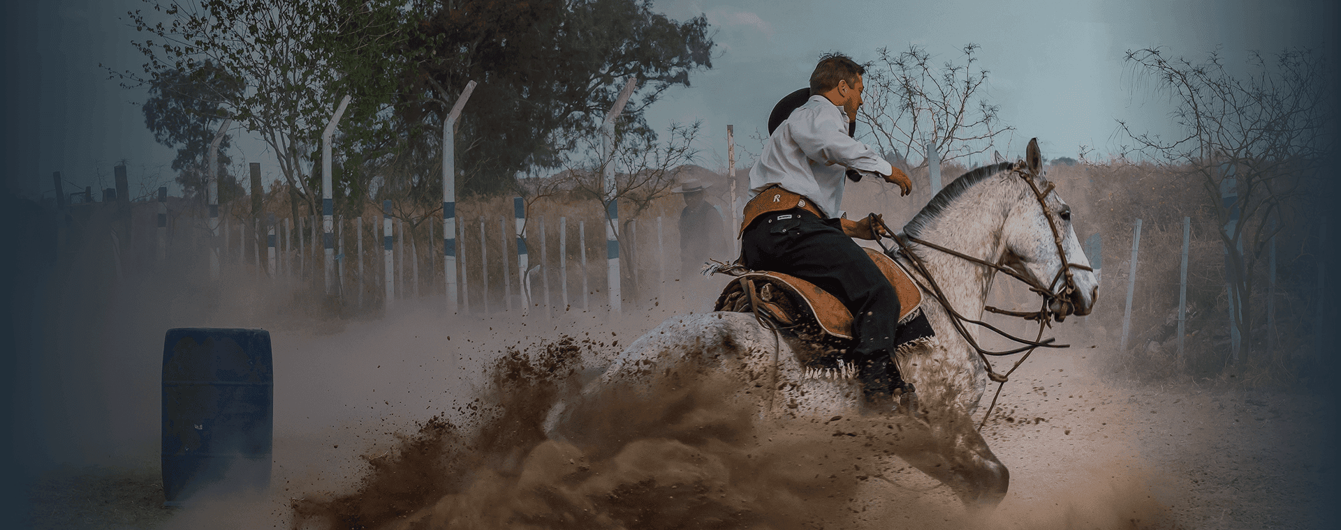 Cavaleiro em traje tradicional gaúcho levanta poeira ao fazer uma curva. Sobreposta está a palavra espanhola "gaucho" com sua tradução em português, "cavaleiro habilidoso".