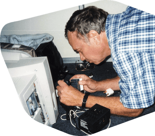 O fundador da Rosetta Stone, Allen Stoltzfus, trabalhando em tecnologia de computador para aprendizado de idiomas