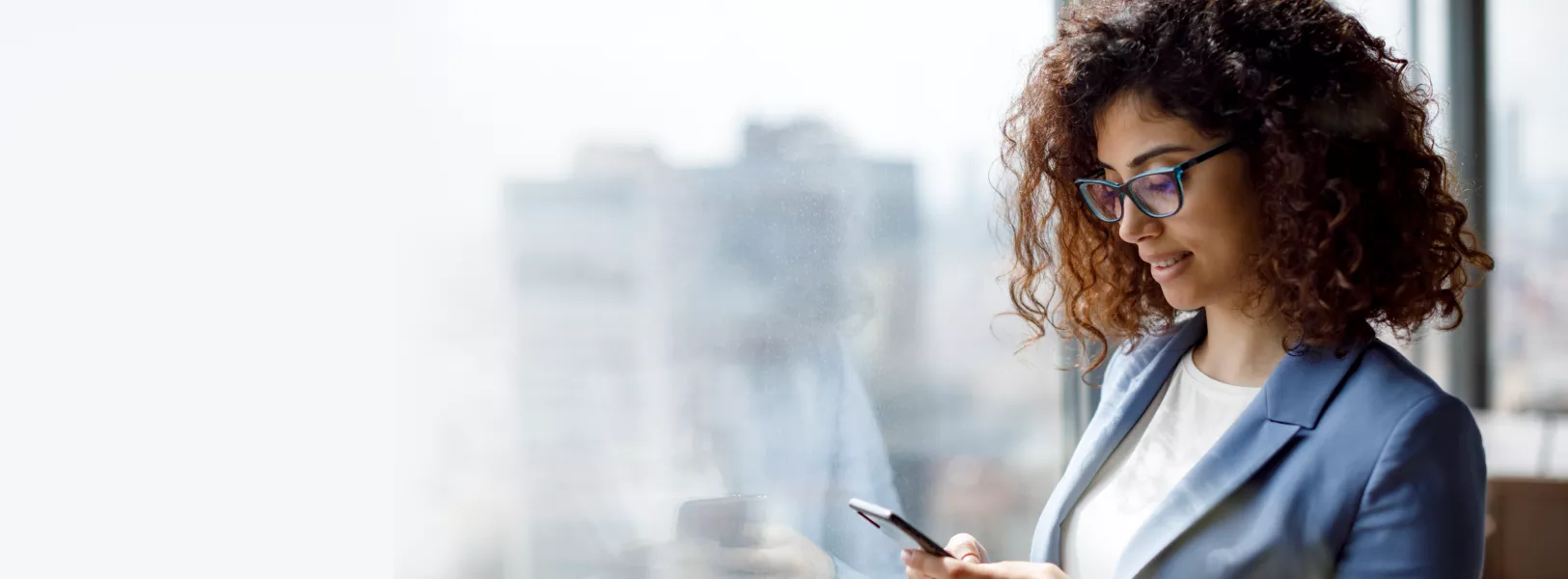 Uma mulher olhando para o aplicativo da Rosetta Stone em seu telefone